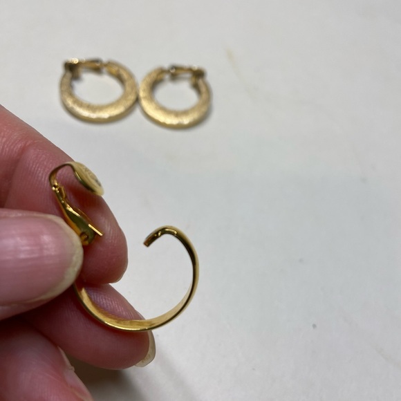 🌹2 Sets of Clip On Earrings🌹 - Picture 5 of 5
